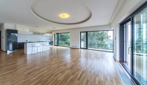  Spacious 3bdr apt 142 m2, with terrace and parking, great location