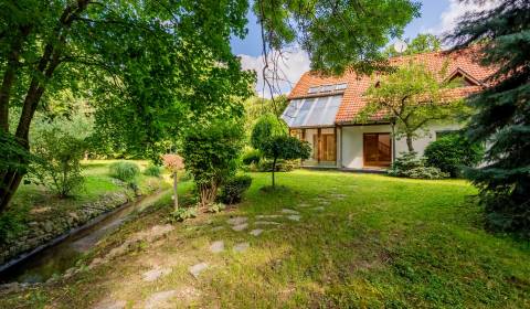 Spacious 2-storey family house 240 m2, with winter garden and land