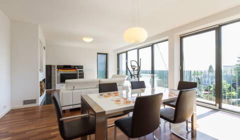 High-standard 2 bdr apt 120m2, with terrace and parking, great area