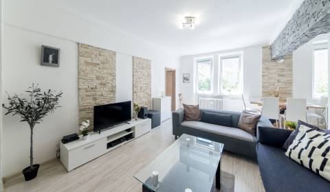 Spacious, pleasant 2bdr apt 85 m2, 2x balkón, in a great location