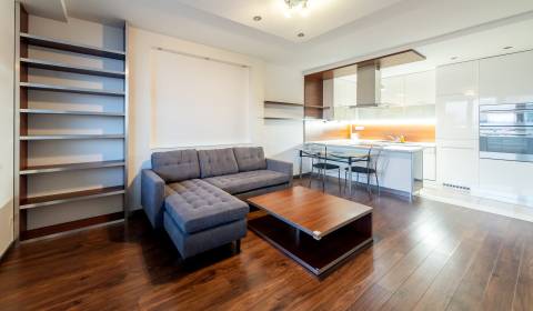 Modern 1bdr apt 56 m2, A/C, with an enclosed loggia and parking