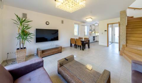 Spacious 4bdr family house 120m2, with A/C, terrace and 2x parking