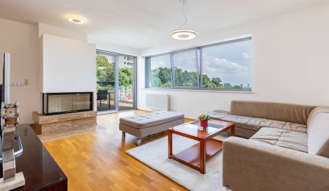 High standard, sunny 3bdr apt 186 m2, A/C, terrace, 2x parking