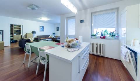 Spacious, likeable 3 bdr apt 107 m2, with loggia and parking