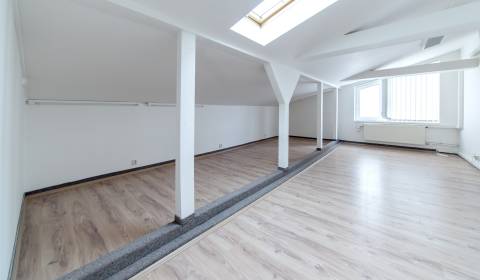 Attic office spaces 97m2 with A/C and parking in good location