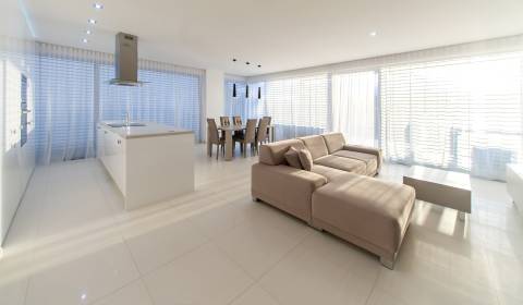 Beautiful 2bdr apt 134m2, with A/C and pleasant garden, VILA TERÉZIA