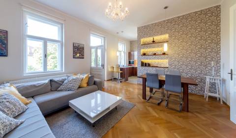 Spacious 2bdr apt in historical villa 120 m2, with balcony nad cellar