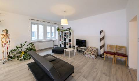High standard 3 bdr apt, 126 m2, with large terrace, loggia