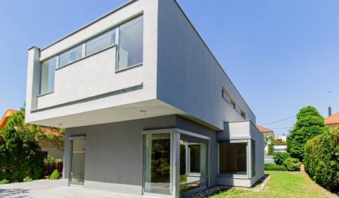  METROPOLITAN │Family house for rent in Bratislava - Staré Mesto