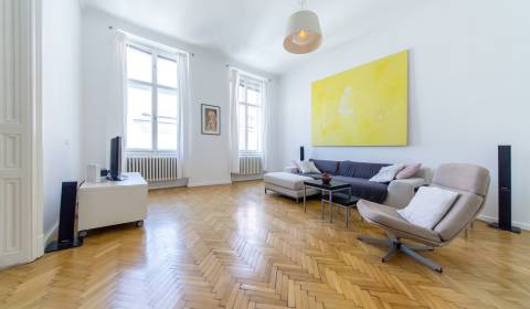 Exclusive sunny 2bdr apt 120 m2, in the historical center