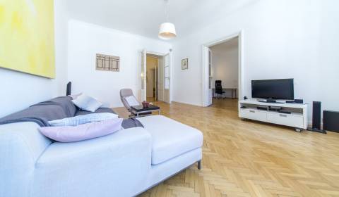 Exclusive, sunny 2bdr apt, 115m2,  in the historical center