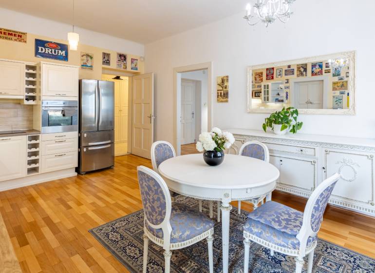SOLD Sunny 3, 5-bedroom apartment 127m2, high ceilings, loggia