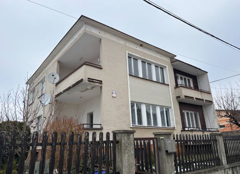 A family house in Trenčín in Zamarovce with balconies and a pallet fence.