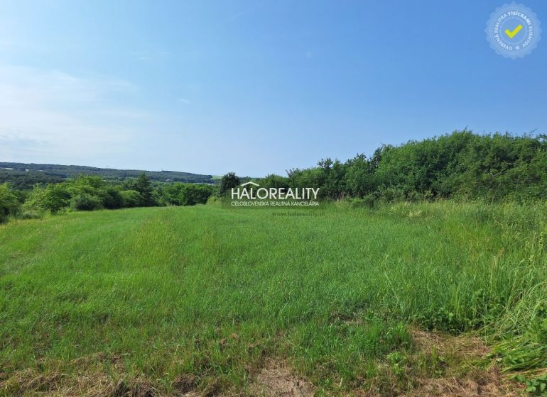 Recreational plots in Žemberovce with meadows and trees under a blue sky.