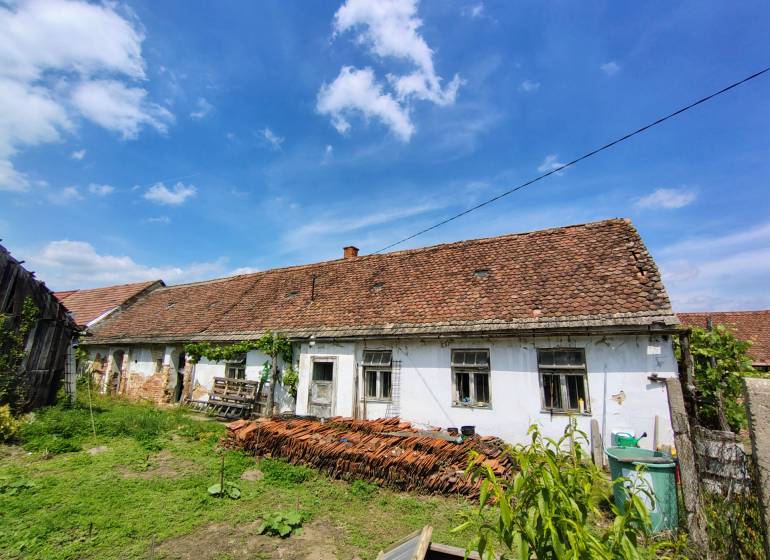 Family house on Hlavná Street in Borský Svätý Jur with an old roof and a garden.