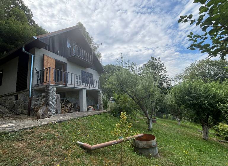 A cottage surrounded by nature and fruit trees, ideal for relaxation in the heart of the forest.
