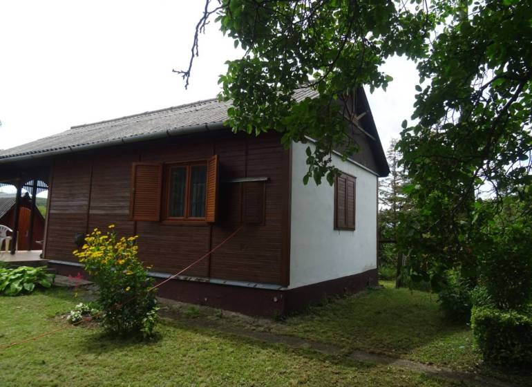 A family house in the city of FONY surrounded by greenery and a garden.