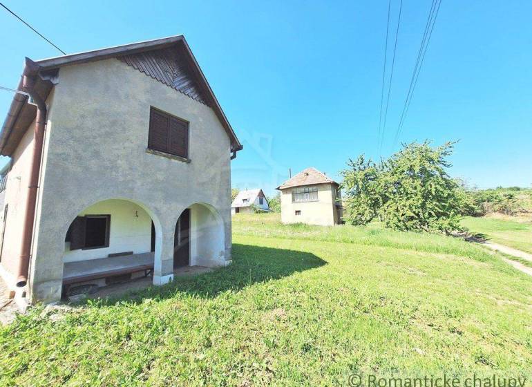 An older house with a garden in the countryside around Komárno, Unique properties.