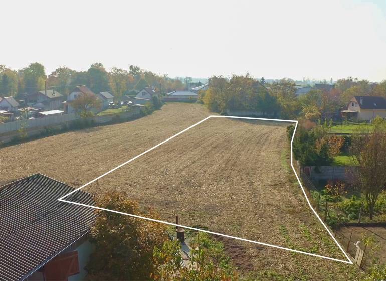 Kúpte si SLNEČNÝ, ROVINATÝ stavený pozemok 1500-3000 m², všetky IS