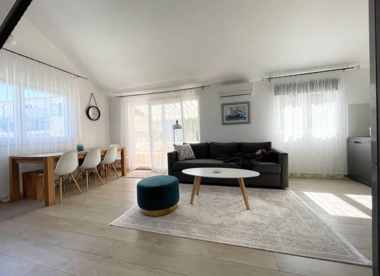 Spacious living area of the holiday apartment with comfortable seating and a dining table.