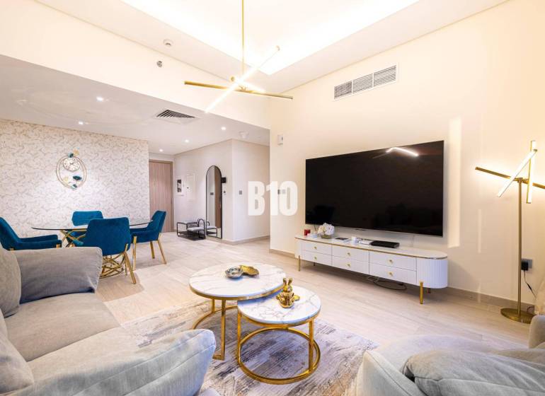 Living room in a 3-room apartment with a sofa, TV, and dining table.