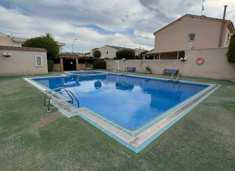 In Santiago de la Ribera, a courtyard of a family house with a swimming pool and benches is visible.