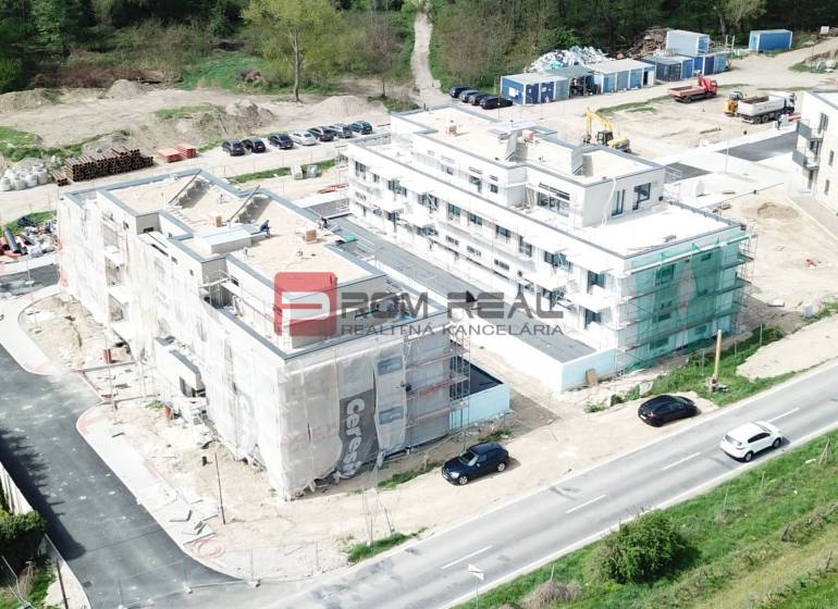 The construction process on Limbašská Street in Pezinok includes the building of 3-room apartments.
