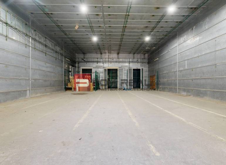 Warehouses and halls: Empty interior with high ceiling and lighting.