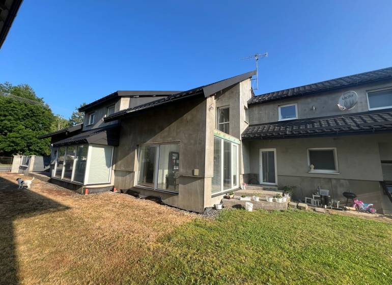 A family house on Hlavná Street in Benkovce with a glass-enclosed terrace and a garden.