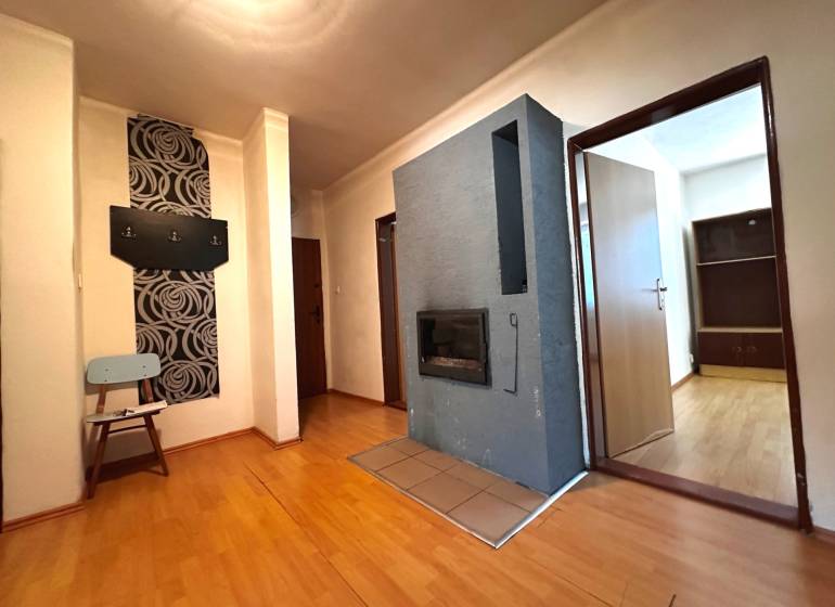 Hallway in a 3-room apartment with wooden flooring and wall hooks.