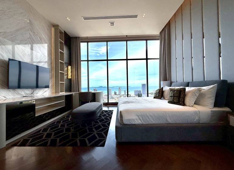 Luxury bedroom in a 4-room apartment with a stunning view of Pattaya.