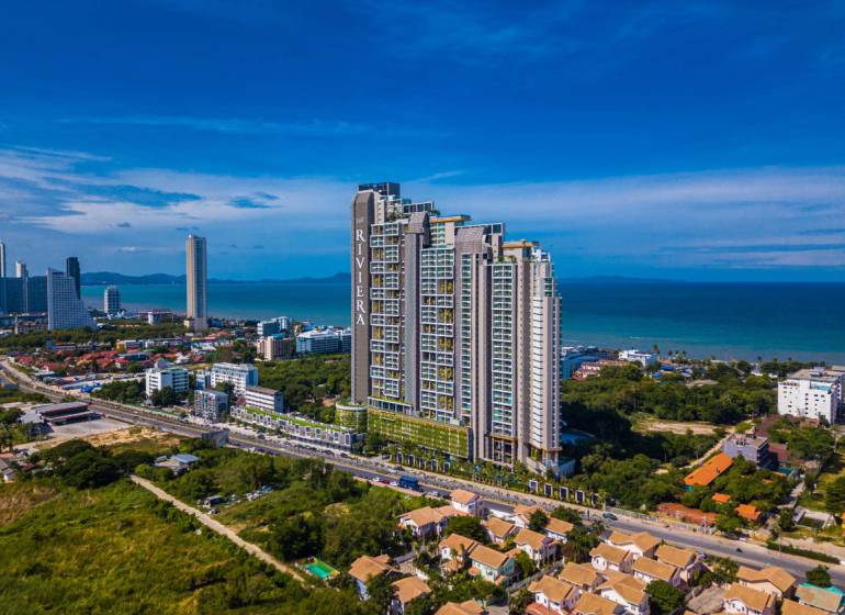 Construction of apartments in Pattaya by the coast with sea views and surrounding greenery.