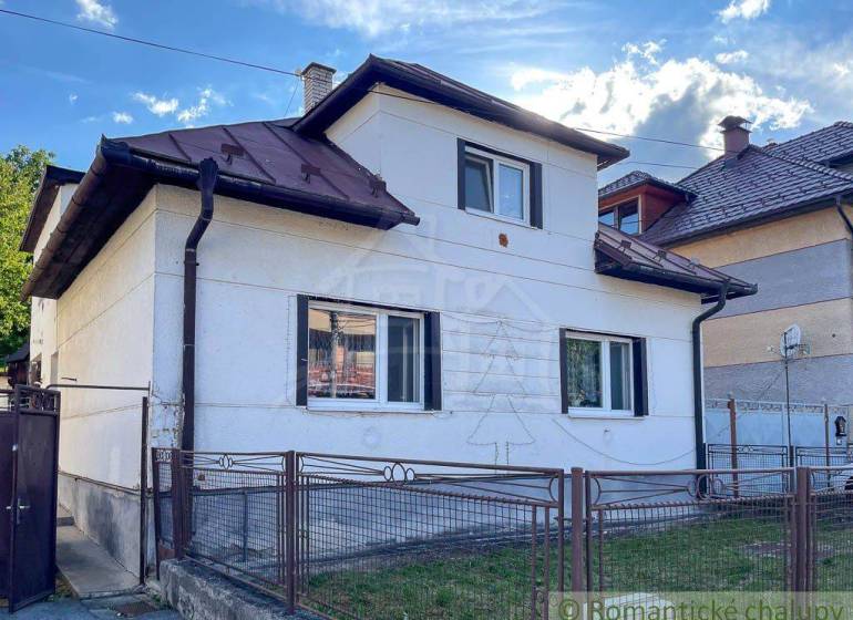 A family house in Sielnica with a white facade and a sloped roof.