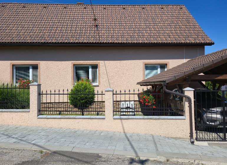 A family house in Trenčianske Jastrabie with two windows and a garden, advertisement by AstonReal.