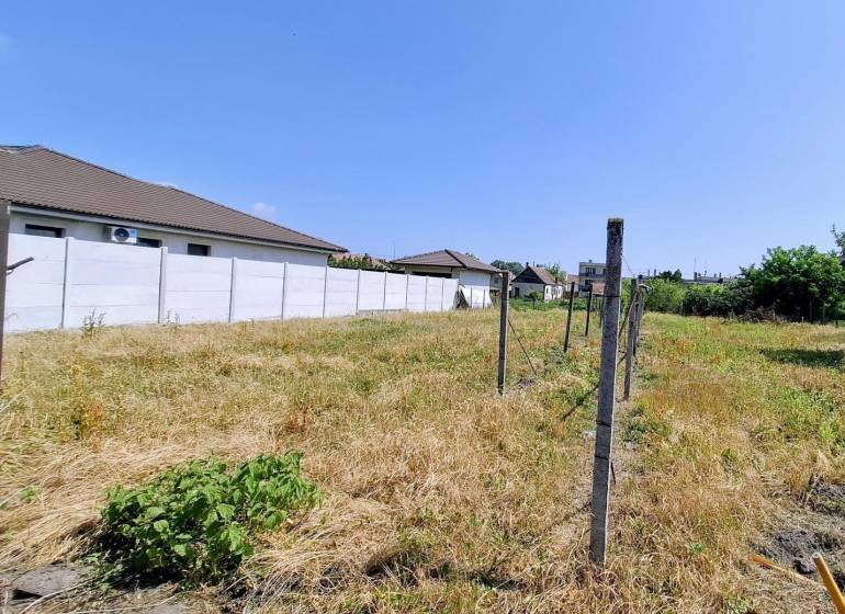A plot with grass and a fence ready for living in Čierna Voda on Čierna Voda Street.