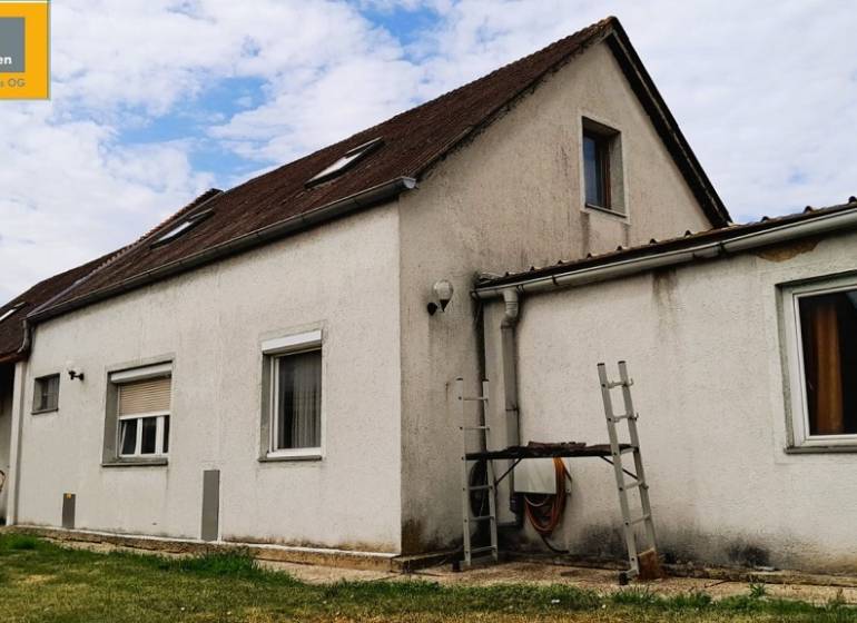 A family house in the town of 2473 Potzneusiedl with a simple facade and a gable roof.