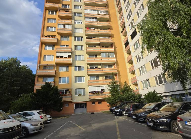Apartment building with parking on Sitnianska Street in Nitra-Chrenová.