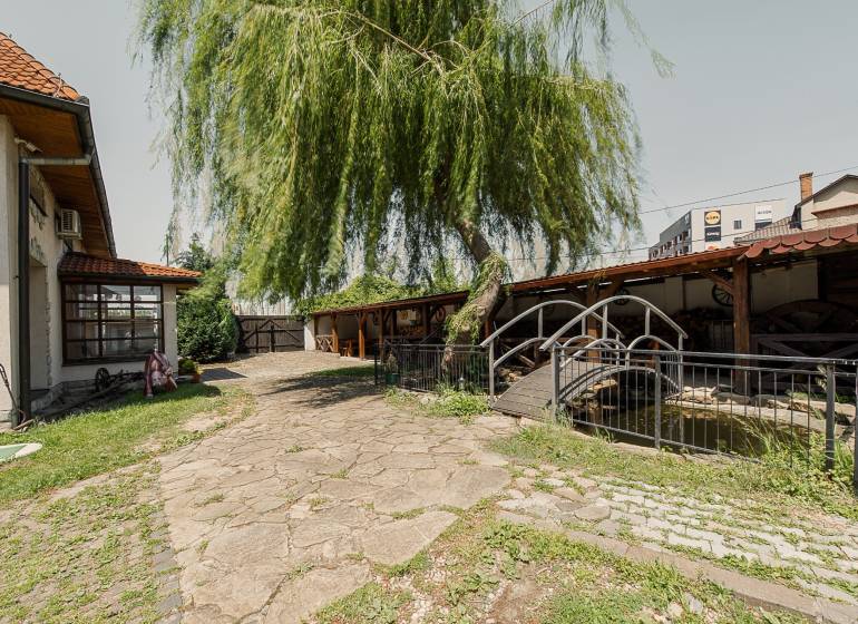 In Prešov, there are natural gastro spaces with a bridge and greenery.