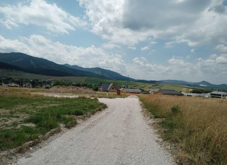 A stone path leads to the houses in Kunerad, residential plots surrounded by beautiful countryside.