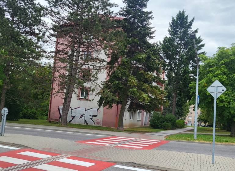 Brick 3-room apartment on Topoľová Street in Poprad with surrounding greenery.