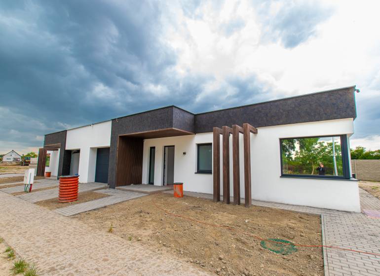 A family house on Vrakúň Street in Dunajská Streda with an uninhabited yard and a cloudy sky.