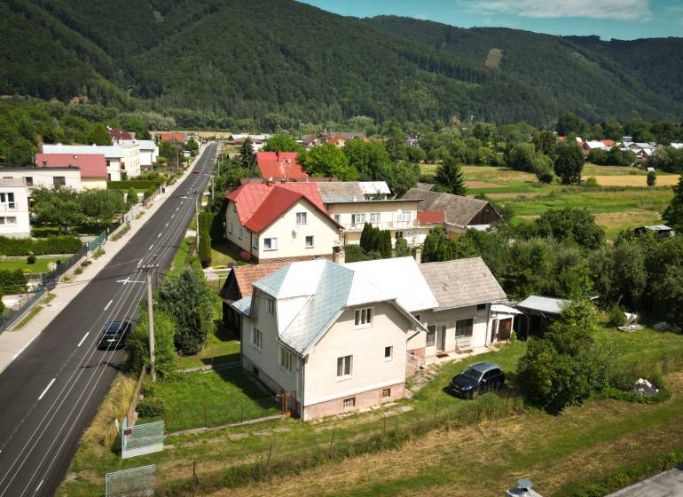 Family houses in Konská surrounded by nature and hills, with the main road in the village.