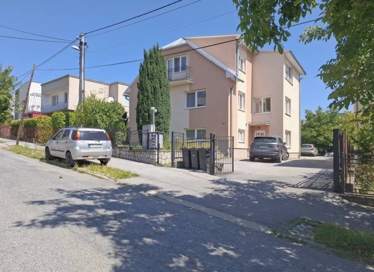 A family house with two cars parked in Prešov on Na Rúrkach street.