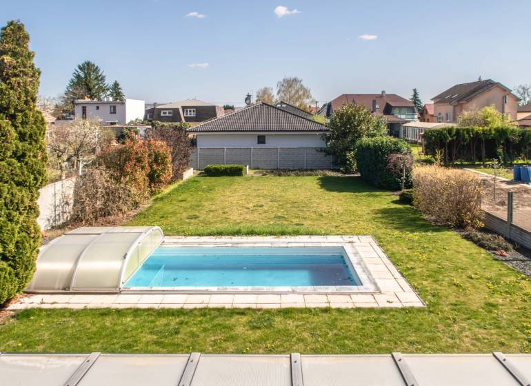 Garden with a pool at a family house on Pluhova Street in Ivanka pri Dunaji.