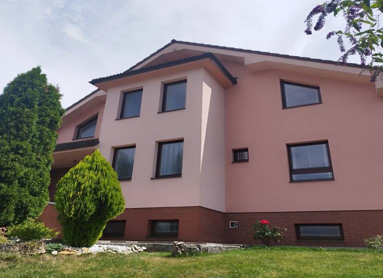 A family house on Pršianska Terrace in Banská Bystrica surrounded by greenery and lawn.