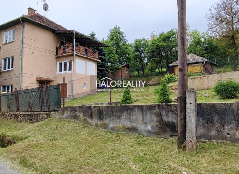 A family house in České Brezová with a garden and beautiful nature in the background.