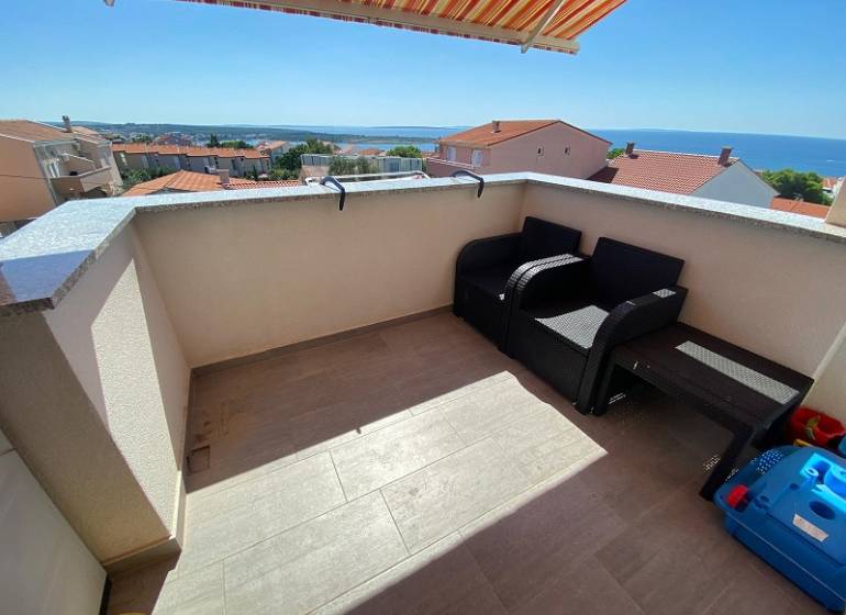 Two-room apartment in Novalja, terrace with sea view, two chairs, table.