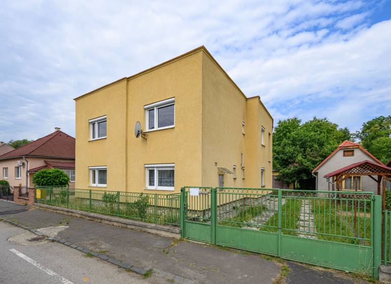 Yellow family house with a garage and a garden in the town of Vidiná.