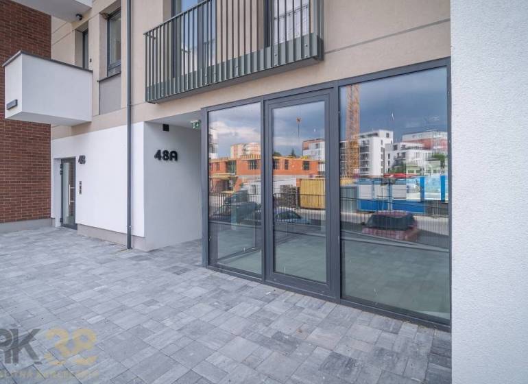 Commercial premises in the town of Svit with a glass entrance and high-quality tiles.