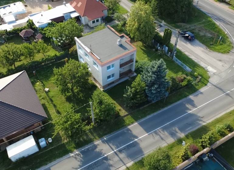 A family house in Rakoľuby in Nové Mesto nad Váhom surrounded by greenery and a street.